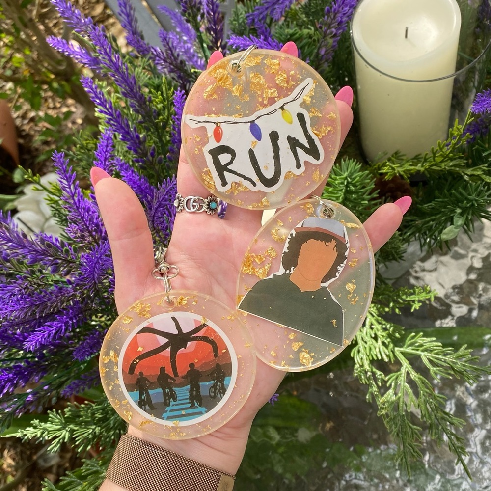 2 PACK Stranger Things Sticker & Gold Flakes Resin Keychains MYSTERY BUNDLE - Picture 7 of 16